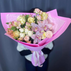 Букет из белых роз и орхидей